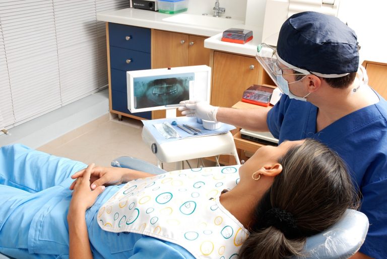 Obecna technologia wykorzystywana w salonach stomatologii estetycznej może sprawić, że odzyskamy śliczny uśmieszek.