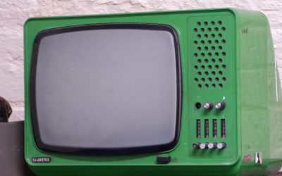 W dzisiejszych czasach niesłychanie co niemiara osób poświęca swój wolny czas przed telewizorem