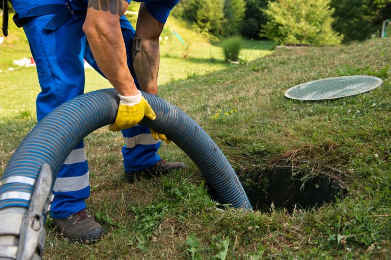 Wybór szamba bez pomyłek. Jak dopasować zbiornik do liczby mieszkańców i warunków działki?